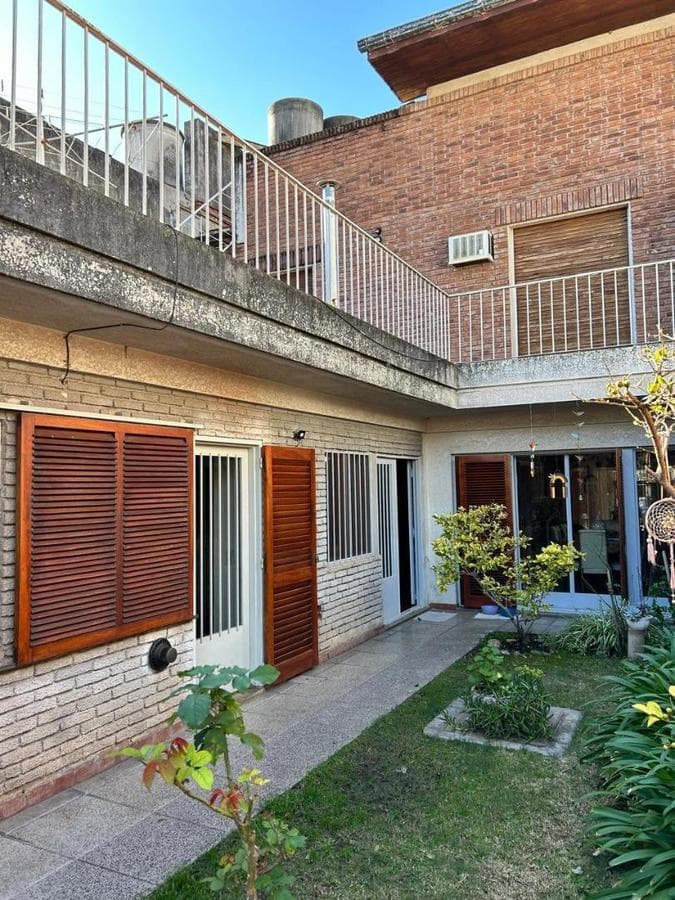 FOR SALE: PROPERTY FOR ENTREPRENEURS—SUITABLE FOR A HOSTEL OR MEDICAL OFFICES