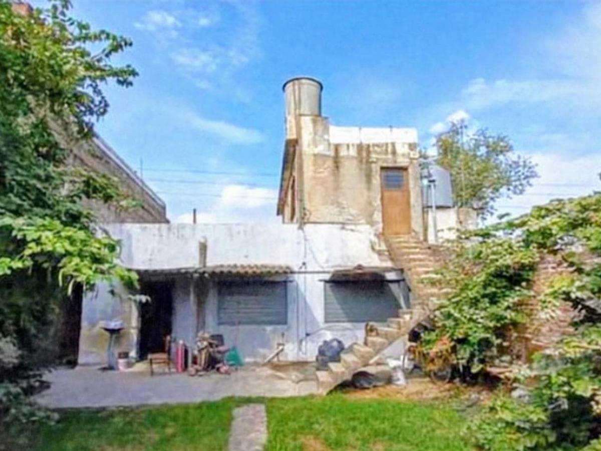 HOUSE WITH COMMERCIAL SPACE IN POMPEYA, MERLO