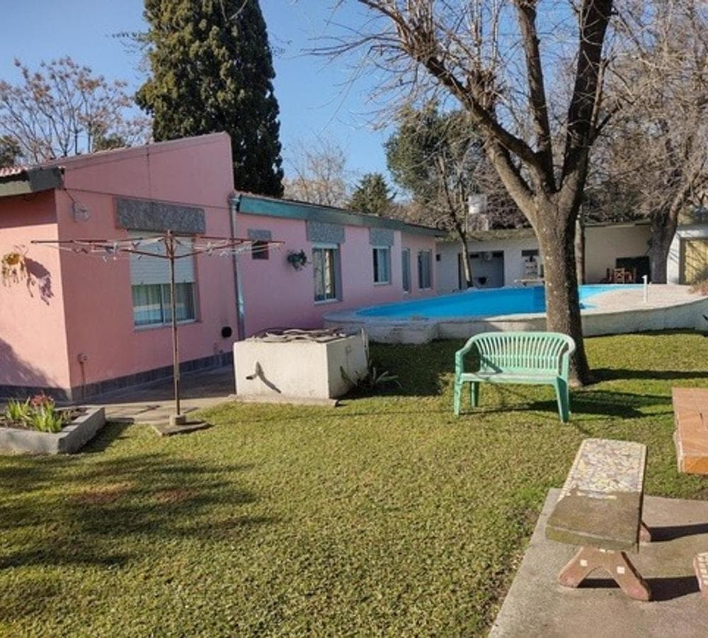 FOR SALE: Country-style house with pool + 3-room apartment