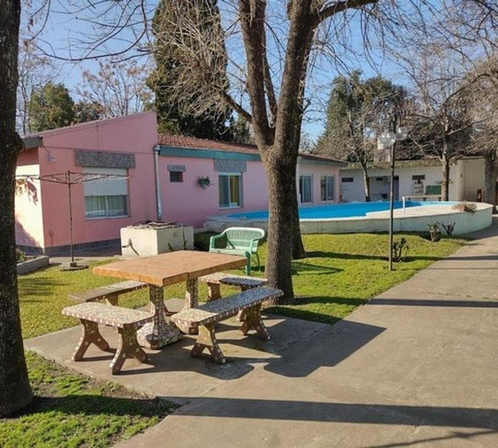 FOR SALE: Country-style house with pool + 3-room apartment