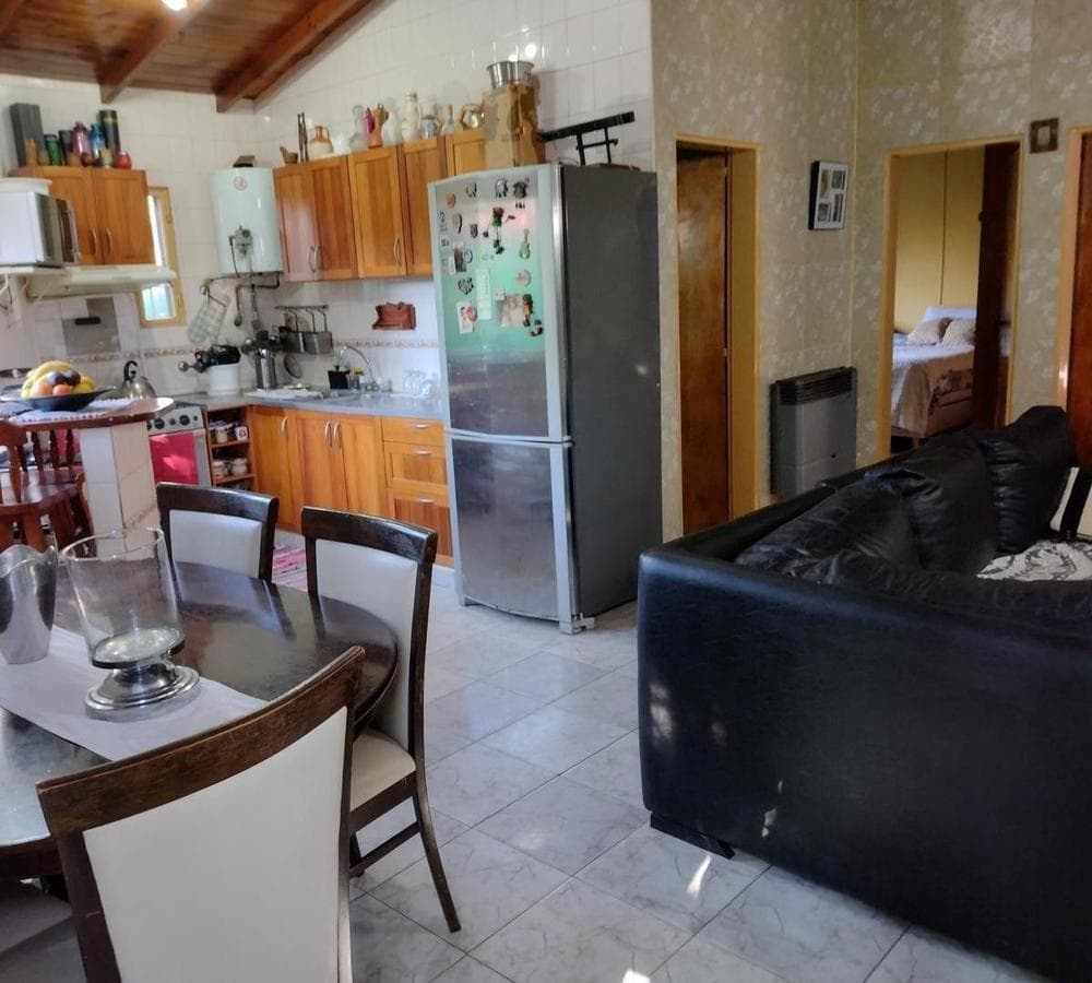 FOR SALE: Country-style house with pool + 3-room apartment