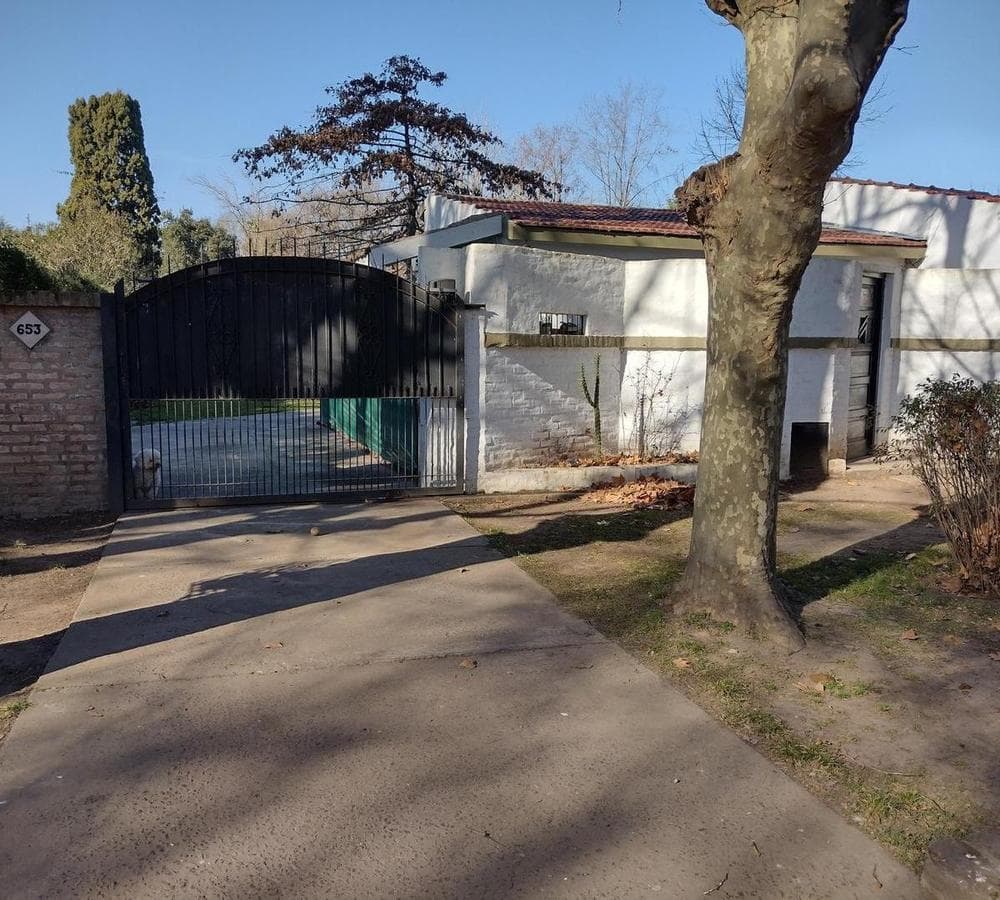 FOR SALE: Country-style house with pool + 3-room apartment