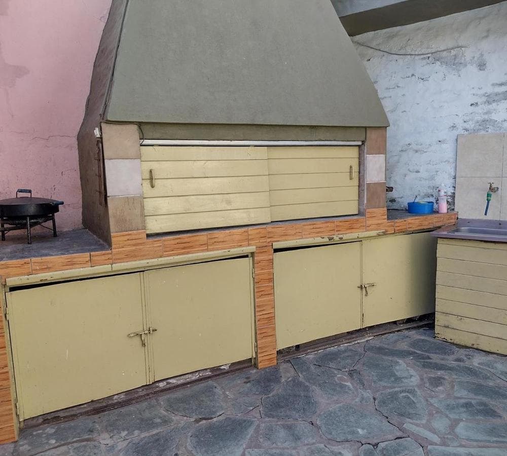 FOR SALE: Country-style house with pool + 3-room apartment