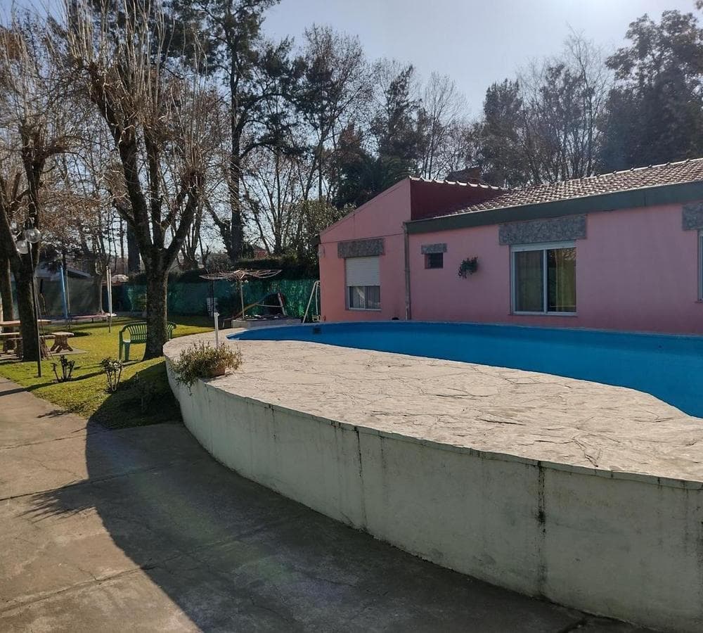 FOR SALE: Country-style house with pool + 3-room apartment