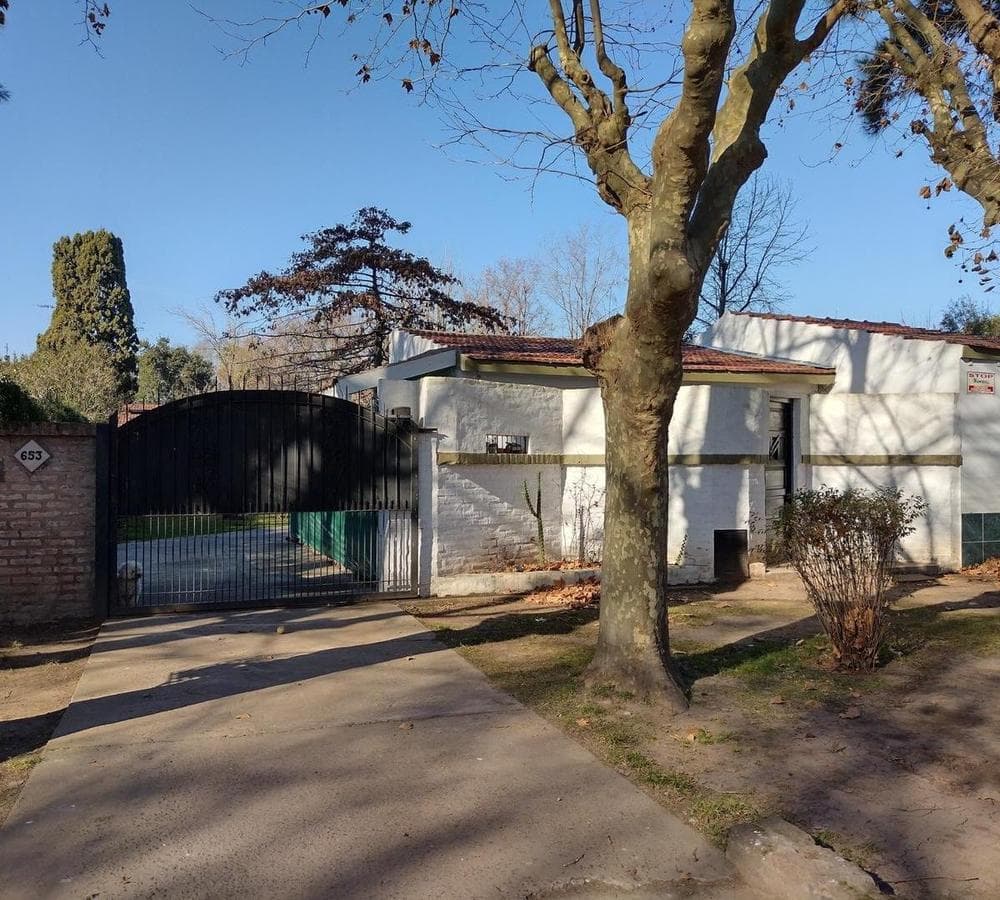 FOR SALE: Country-style house with pool + 3-room apartment