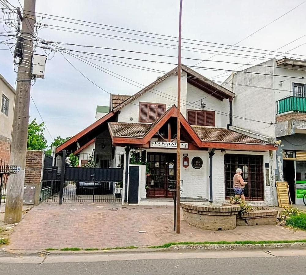 HOUSE WITH COMMERCIAL SPACE IN MORENO