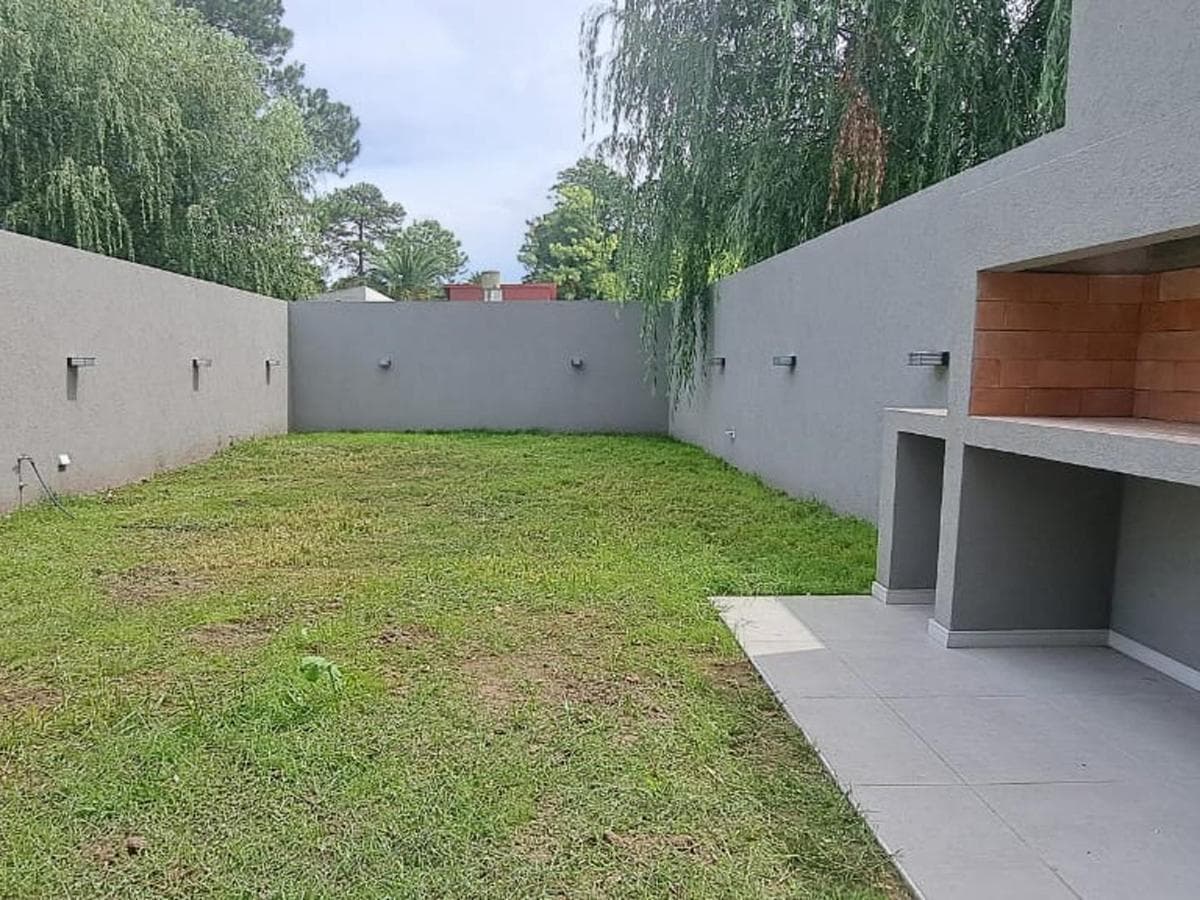 HOUSE FOR SALE IN CASA LAS HERAS