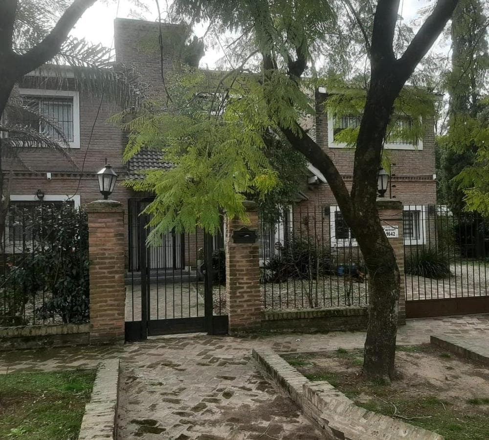 HOUSE IN MORENO, EXCELLENT LOCATION