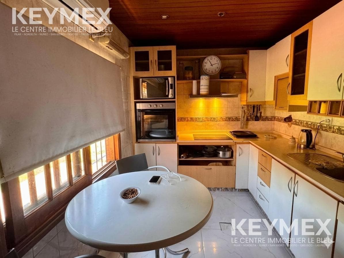 House for Sale: 5 Rooms, Villa Udaondo, Garage, Pool, Eligible for Financing