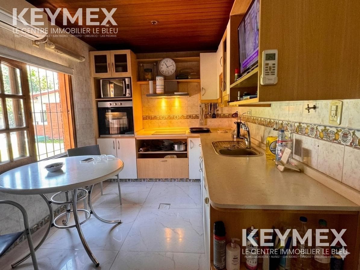 House for Sale: 5 Rooms, Villa Udaondo, Garage, Pool, Eligible for Financing