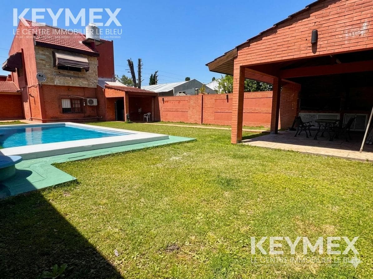 House for Sale: 5 Rooms, Villa Udaondo, Garage, Pool, Eligible for Financing