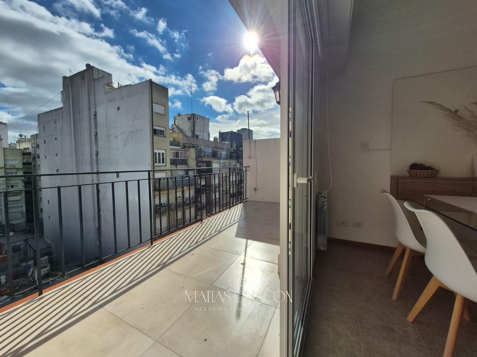3-Room Apartment Facing the Street with a Balcony/Terrace in the Downtown Area