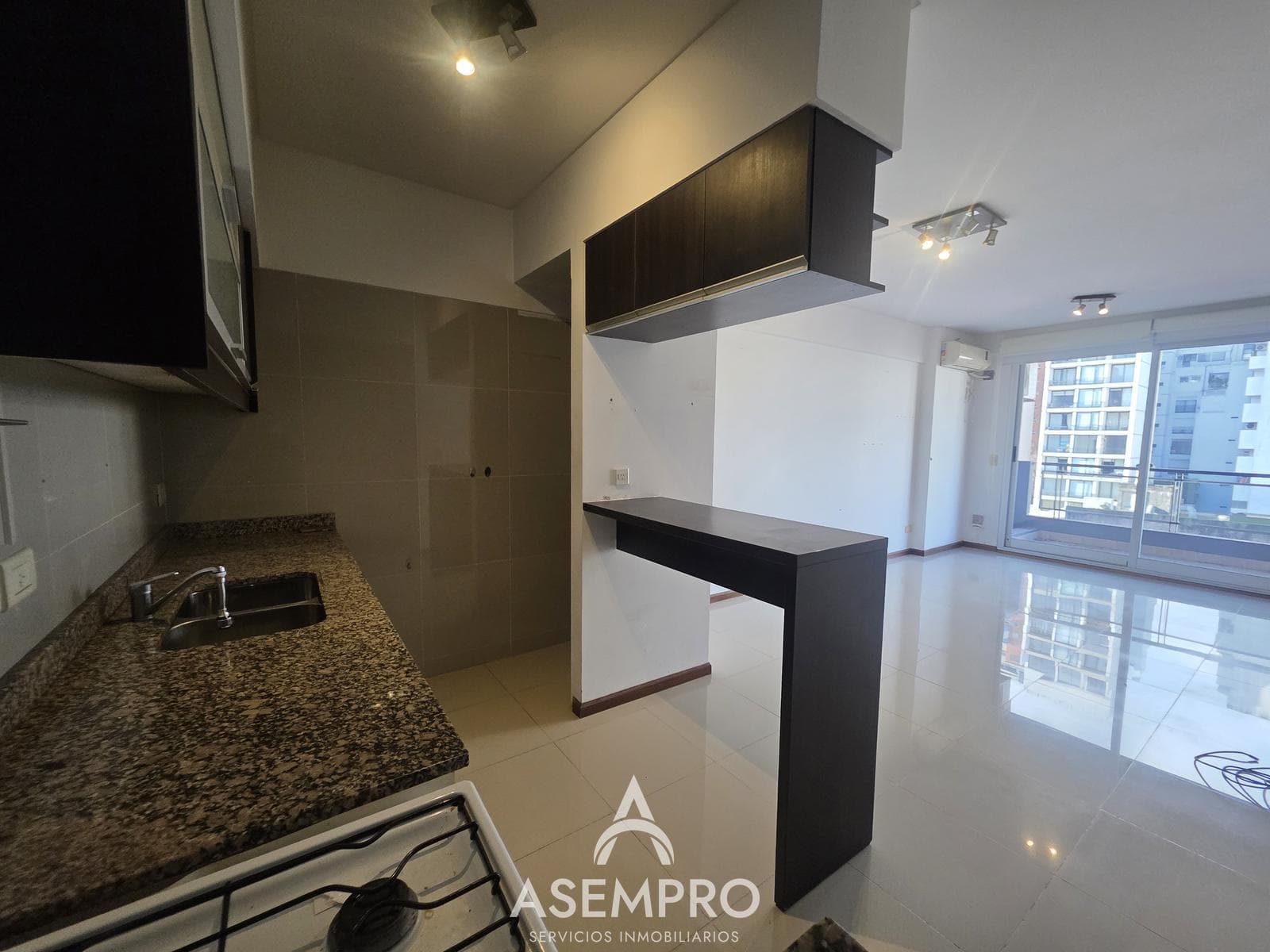 Bright 5th-floor office with a balcony – 1 block from Subway Line D