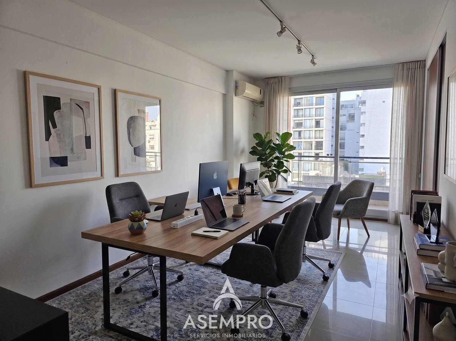 Bright 5th-floor office with a balcony – 1 block from Subway Line D