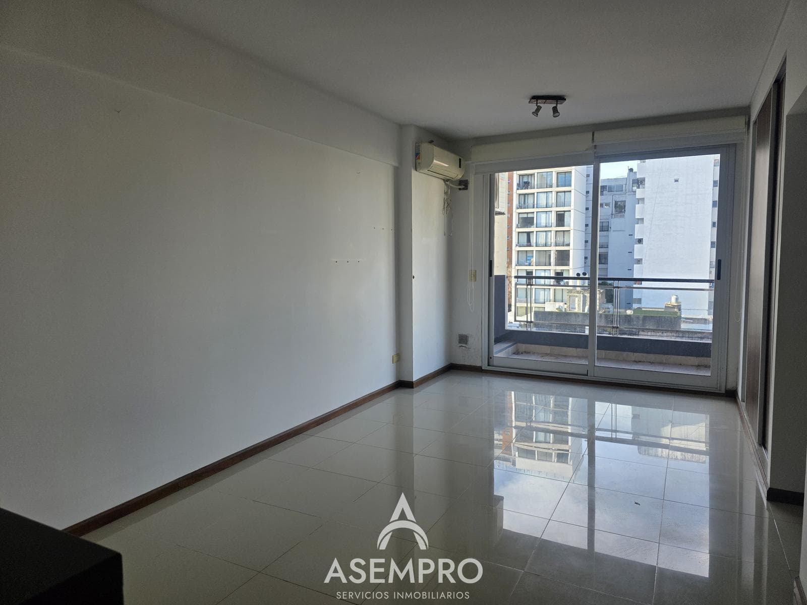 Bright 5th-floor office with a balcony – 1 block from Subway Line D