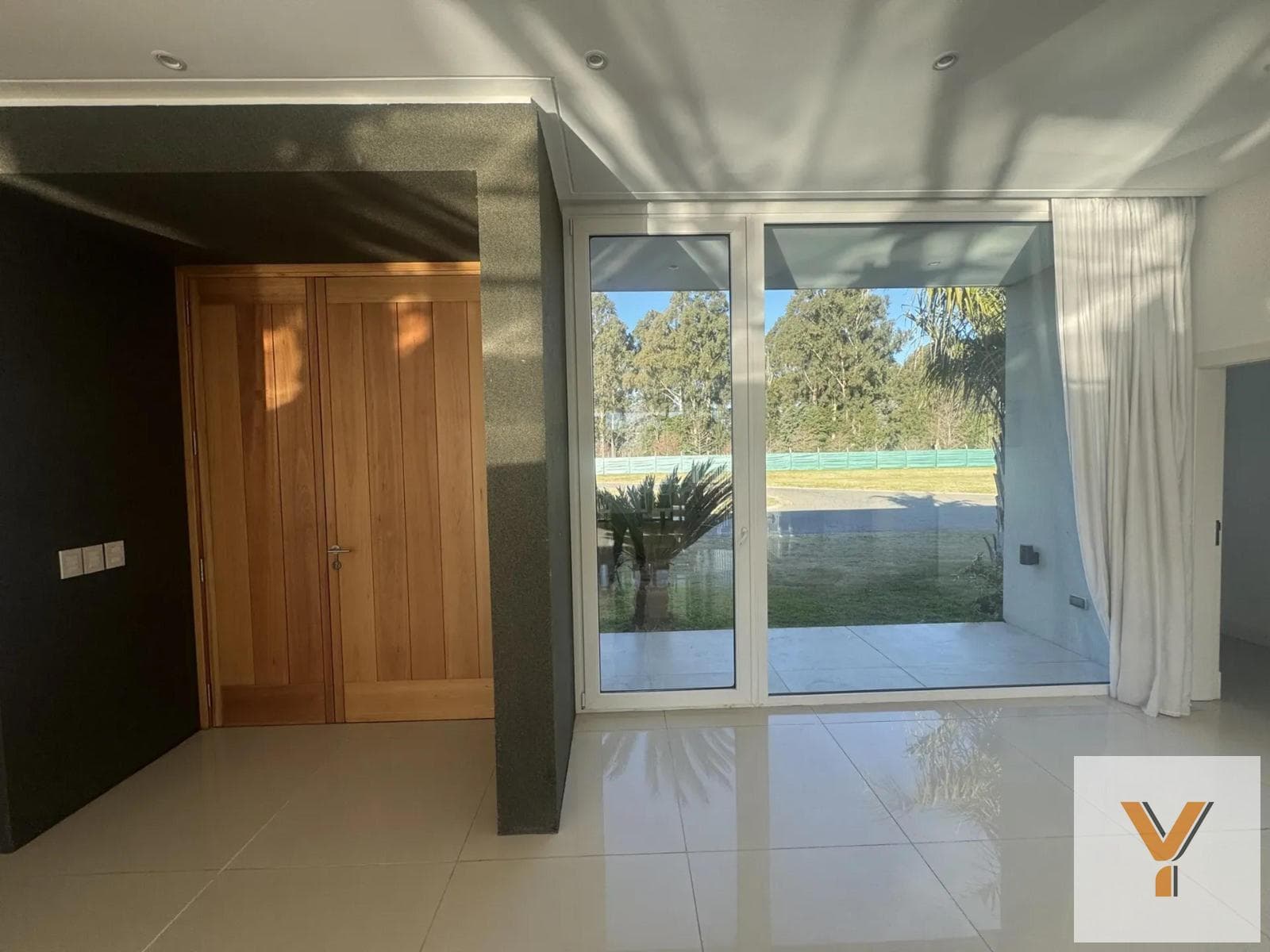House for Sale - 5 Bedrooms, 6 Bathrooms - 2,200 m² - Ezeiza - Country Valdvez