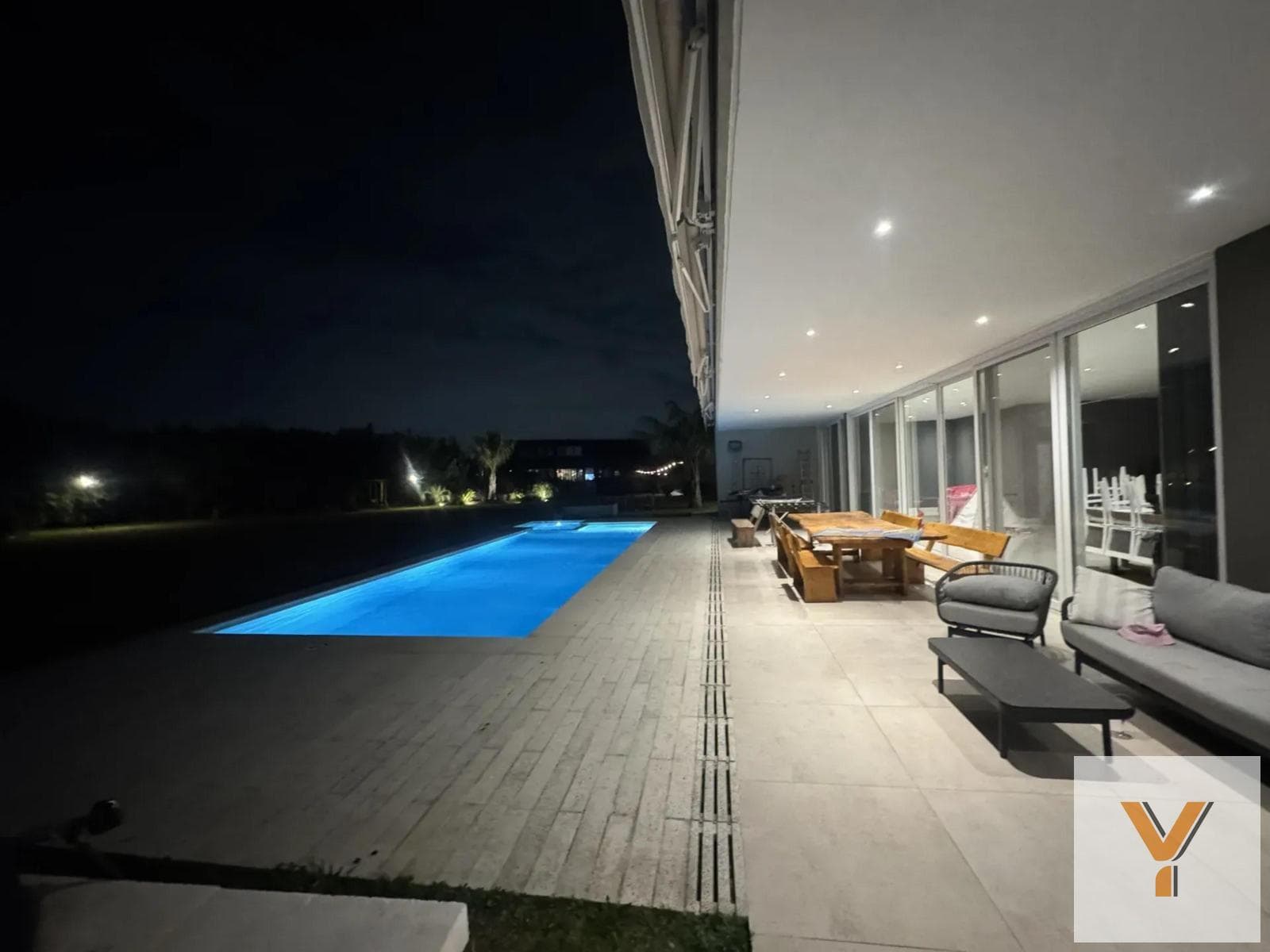 House for Sale - 5 Bedrooms, 6 Bathrooms - 2,200 m² - Ezeiza - Country Valdvez