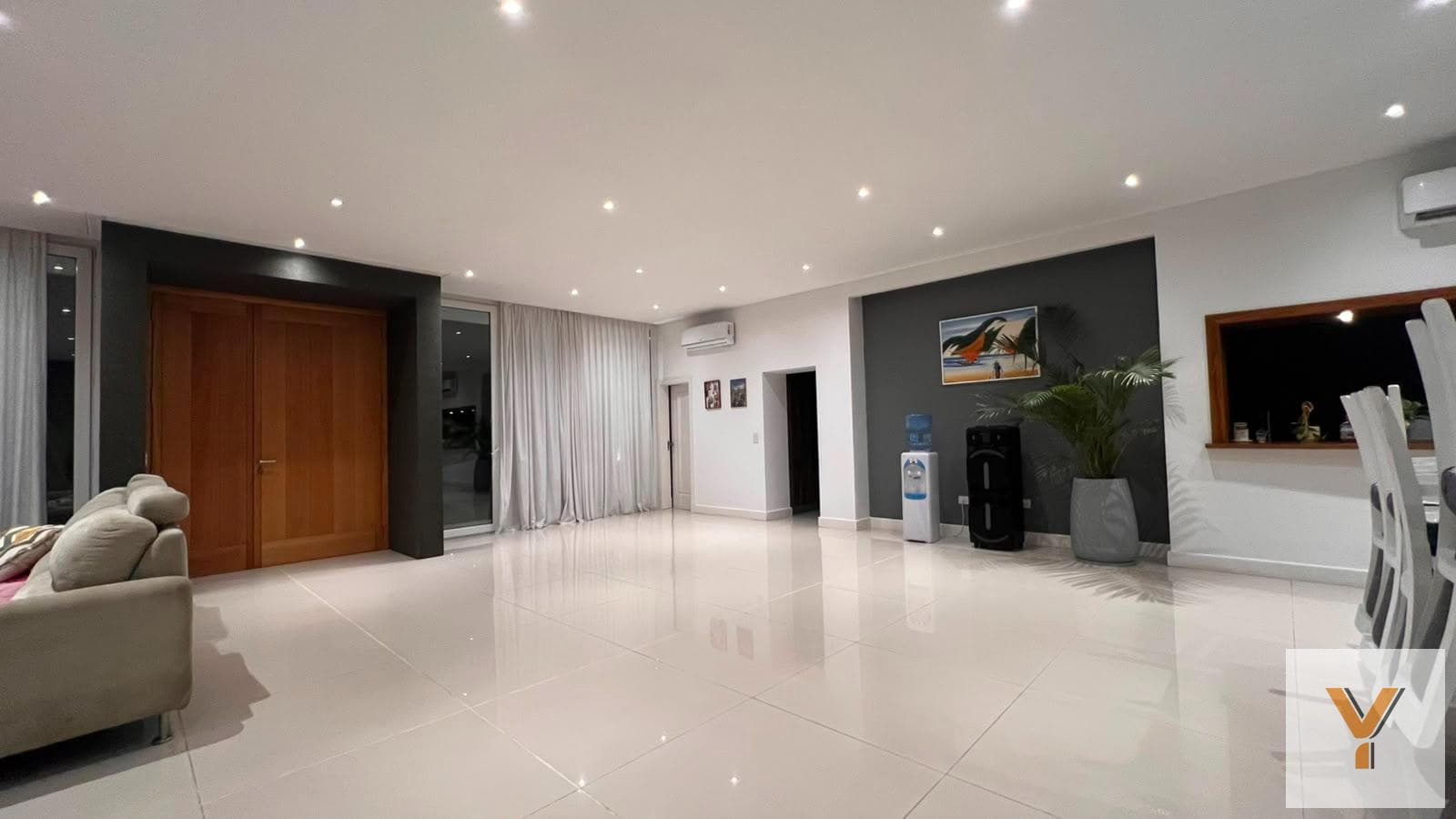 House for Sale - 5 Bedrooms, 6 Bathrooms - 2,200 m² - Ezeiza - Country Valdvez