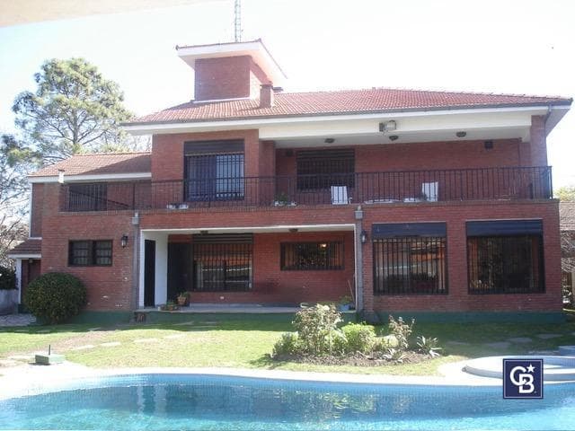 Large 7-room house for sale in Martínez, in need of renovation, on a 1,026 m² lot