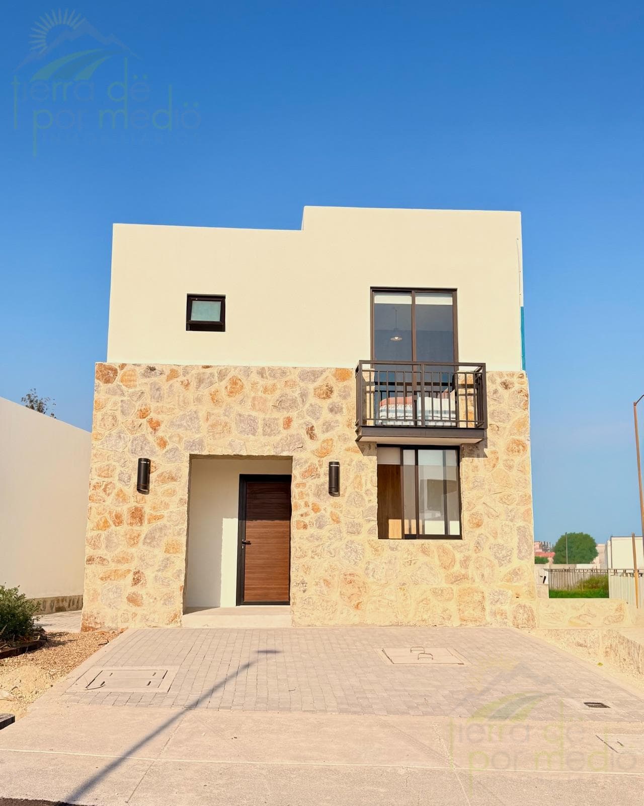 House with a 4th Bedroom on the Ground Floor, on a Private Street with Amenities, Zarú, Querétaro