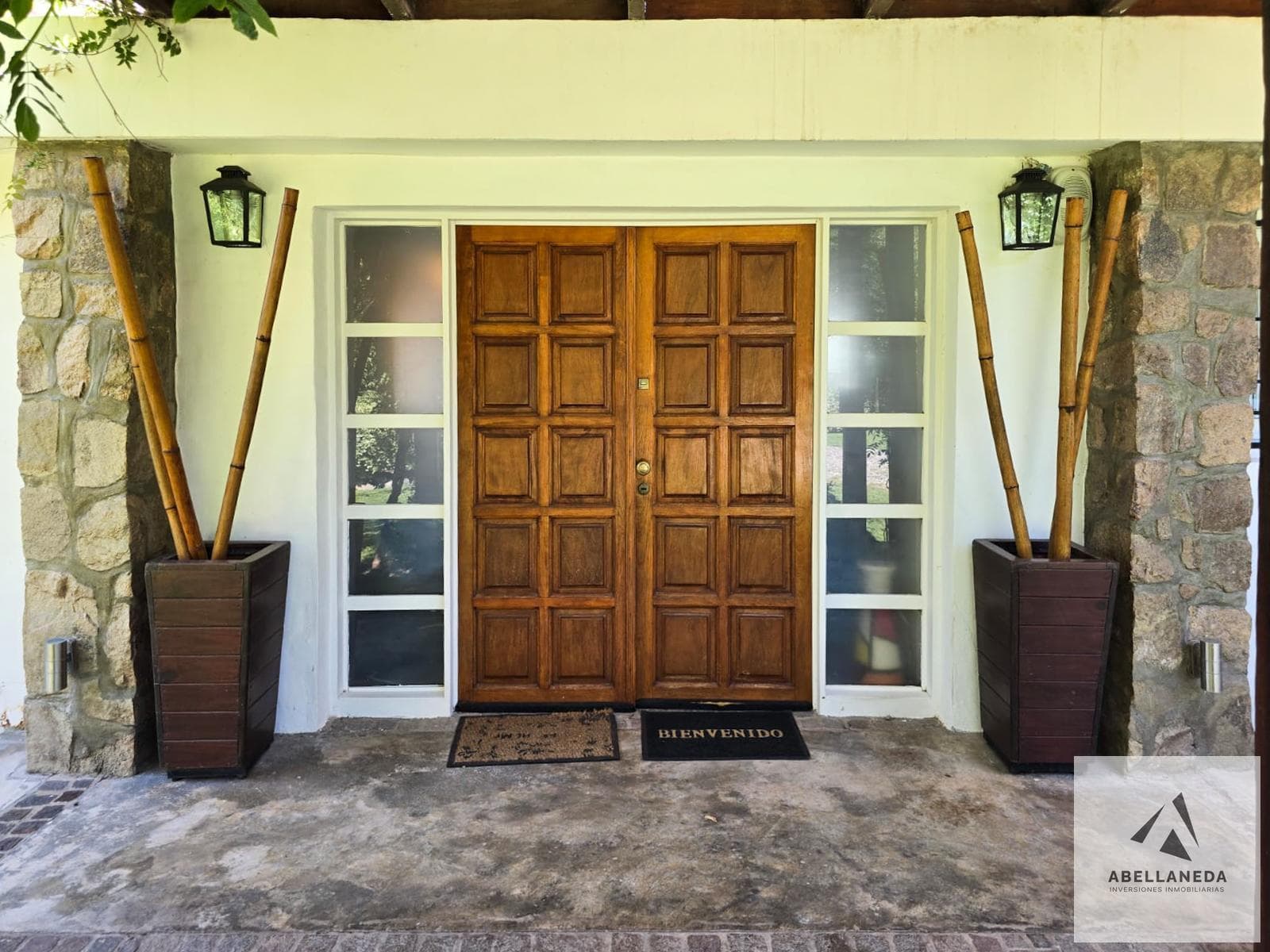 4-Bedroom House with Office for Sale on the Lakefront