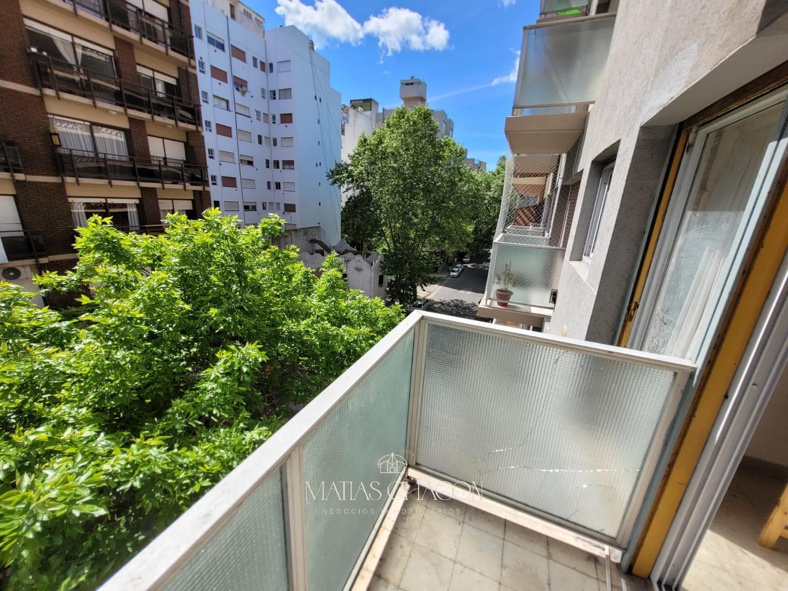 One-room apartment facing the street with a projecting balcony in the Guemes neighborhood
