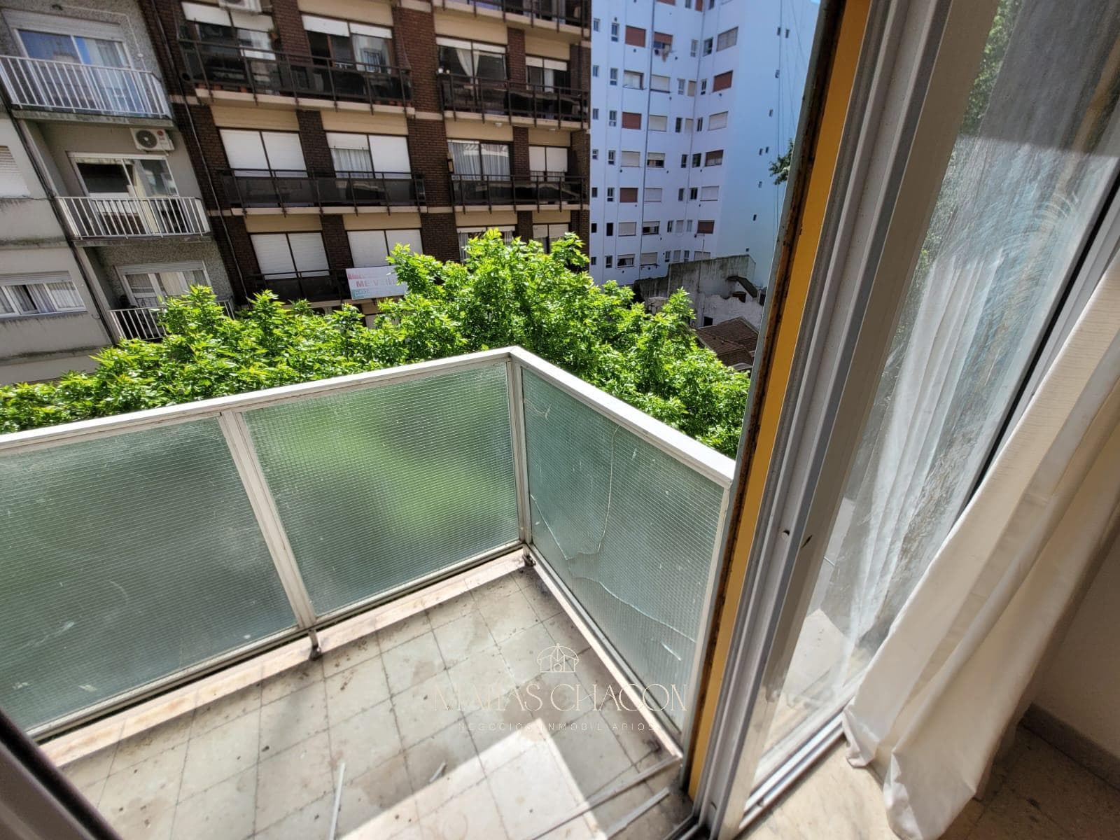 One-room apartment facing the street with a projecting balcony in the Guemes neighborhood