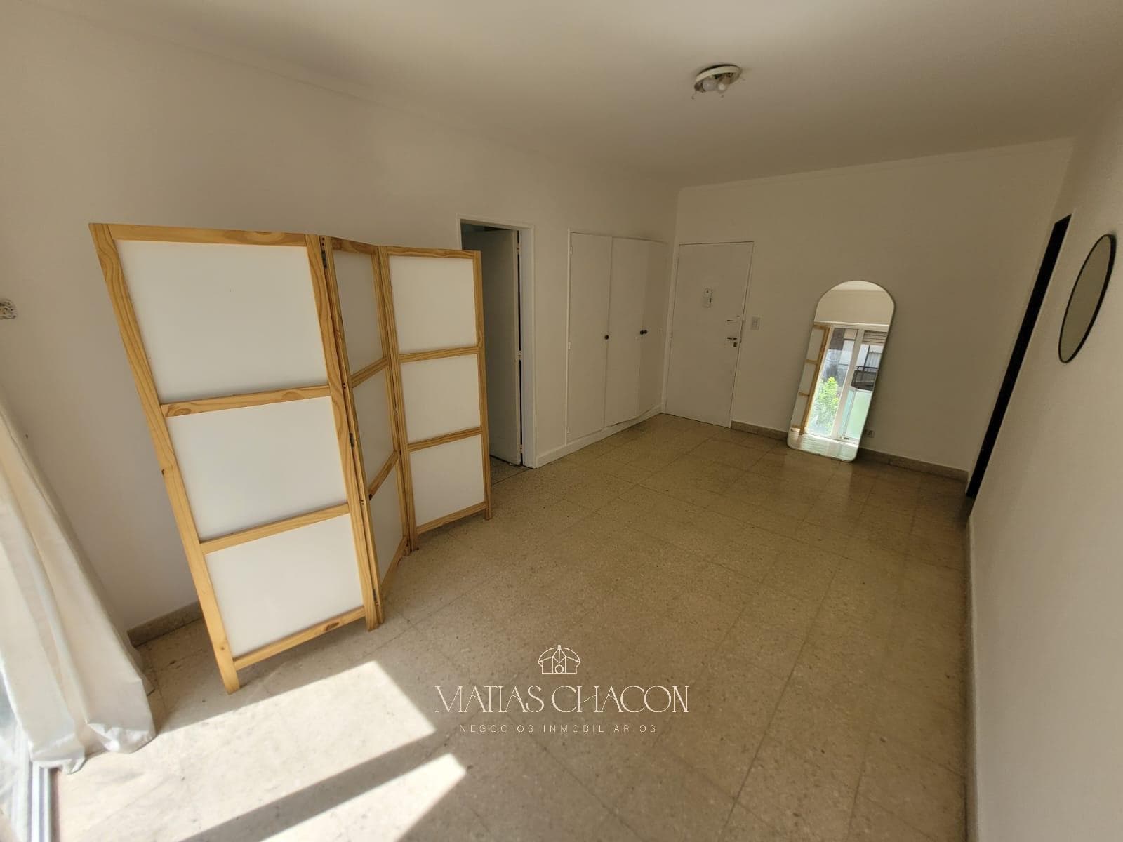 One-room apartment facing the street with a projecting balcony in the Guemes neighborhood