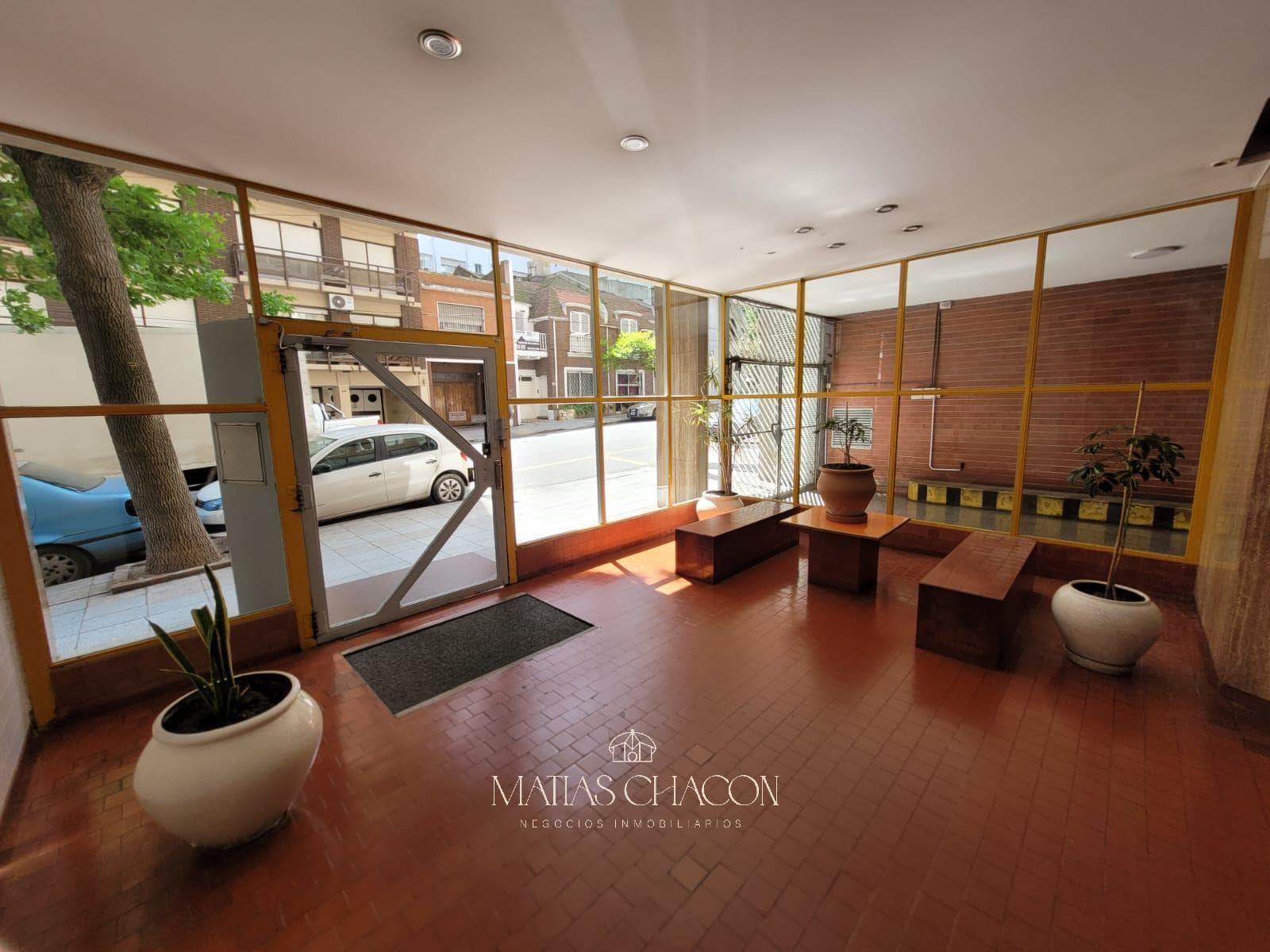 One-room apartment facing the street with a projecting balcony in the Guemes neighborhood