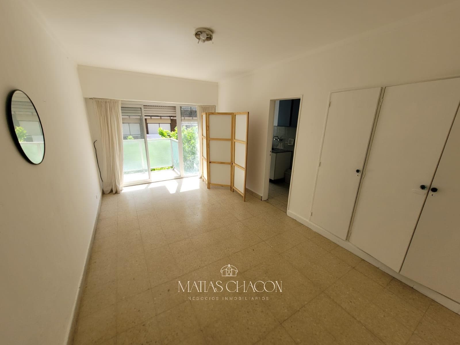 One-room apartment facing the street with a projecting balcony in the Guemes neighborhood