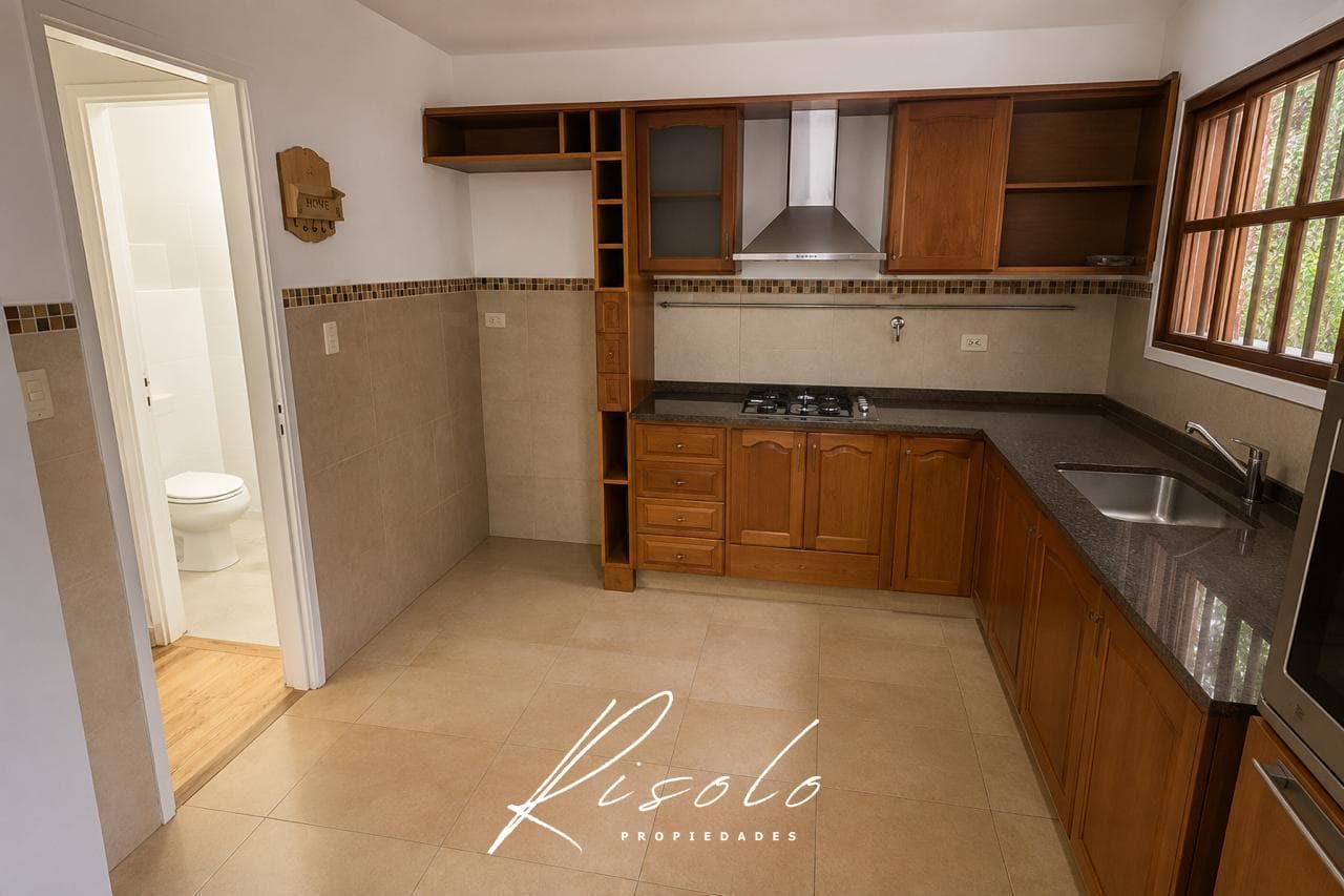 Olivos Rentals - Beautiful Duplex, Fully Renovated, with Deck, Grill, and Playroom
