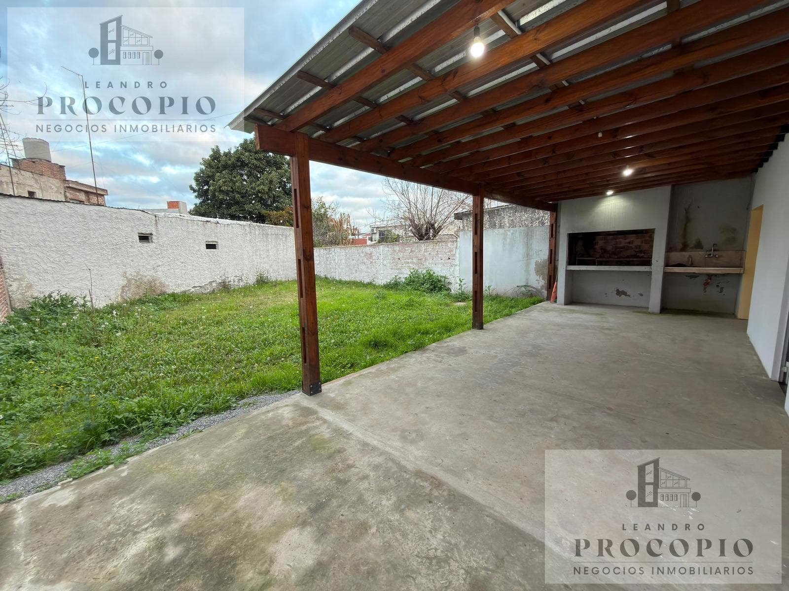 HOUSE - Two units - Park, barbecue area, and garage - For rent in Moreno