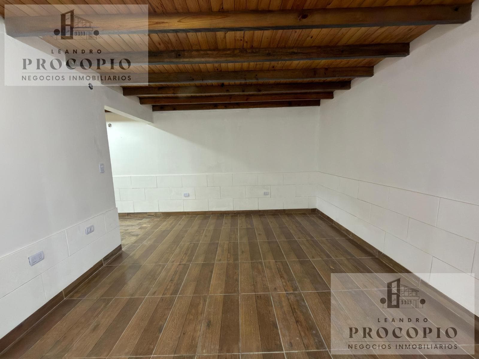 HOUSE - Two units - Park, barbecue area, and garage - For rent in Moreno