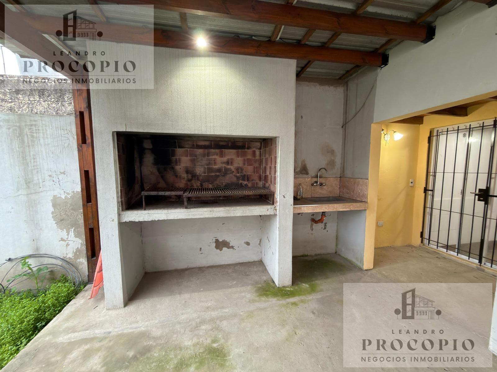PH - Two units - Two rooms - Park, barbecue area, and garage - For rent in Moreno