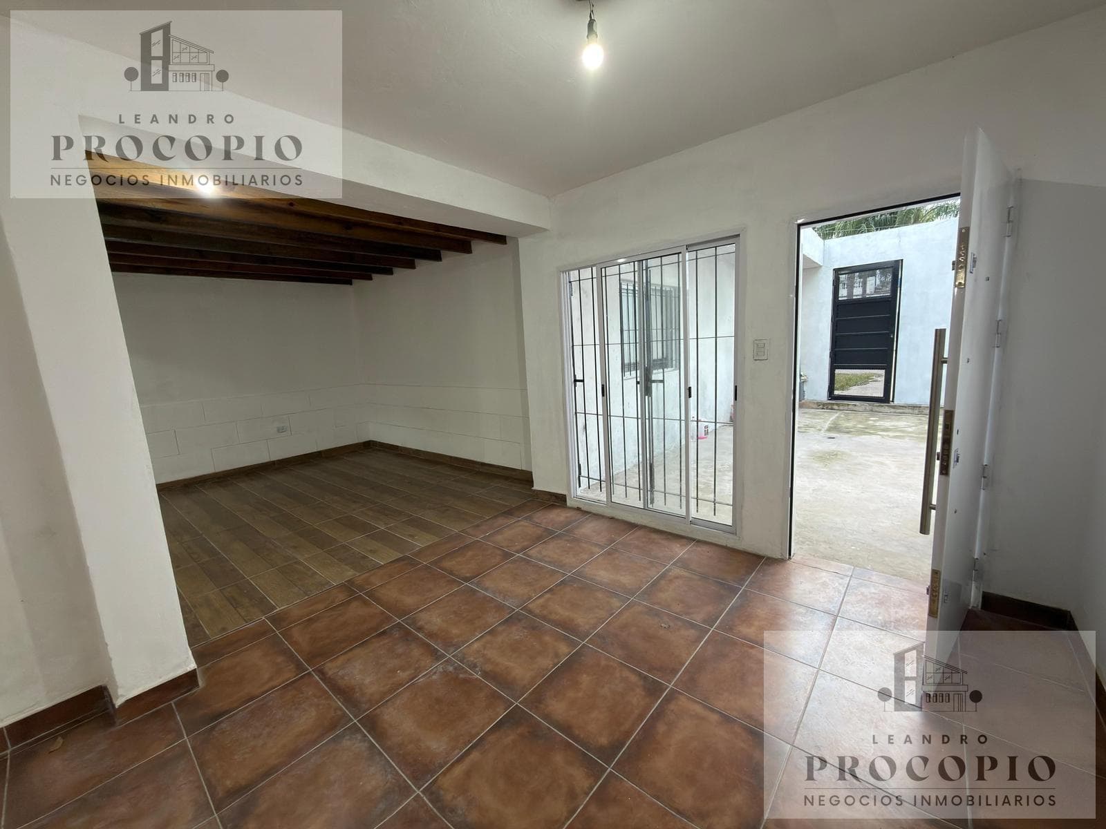HOUSE - Two units - Park, barbecue area, and garage - For rent in Moreno