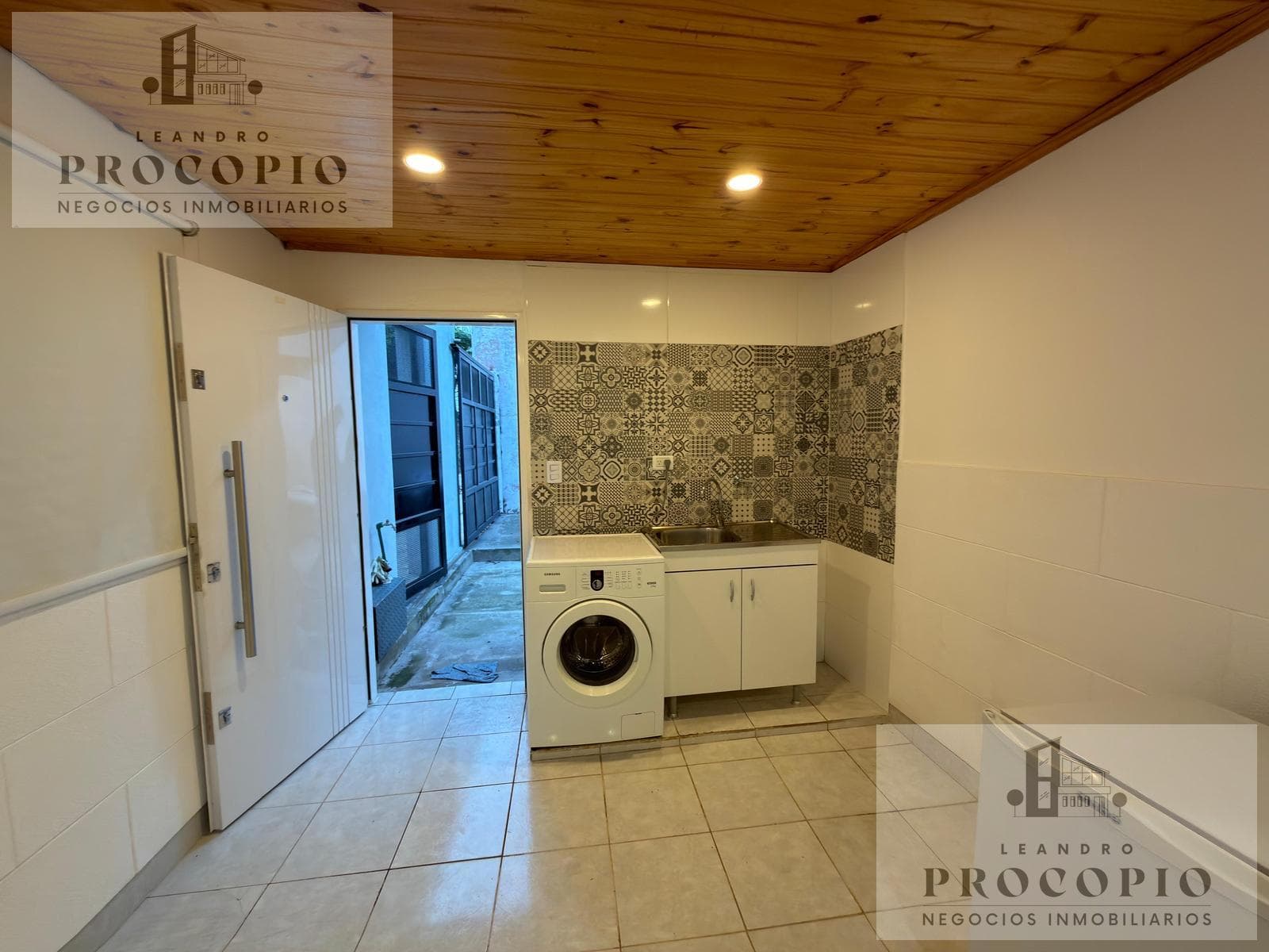 PH - Two units - Two rooms - Park, barbecue area, and garage - For rent in Moreno