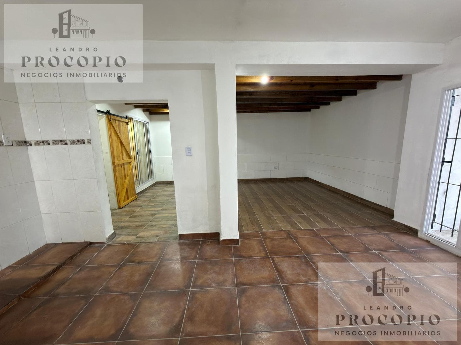 HOUSE - Two units - Park, barbecue area, and garage - For rent in Moreno