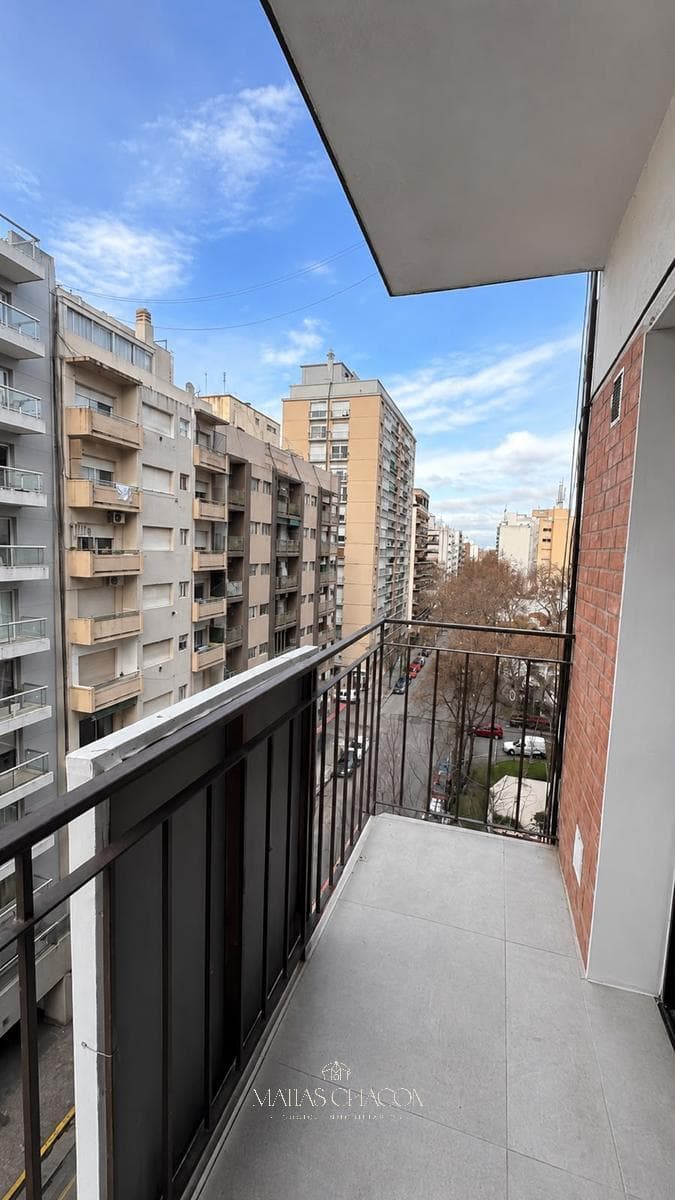3-room apartment facing the street, completely renovated to look brand new