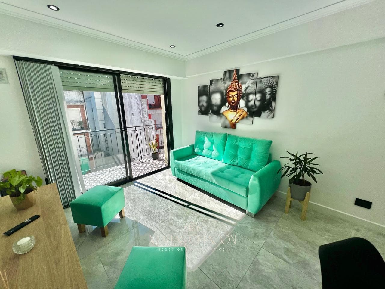 3-room apartment facing the street with a continuous balcony, completely renovated to look brand new