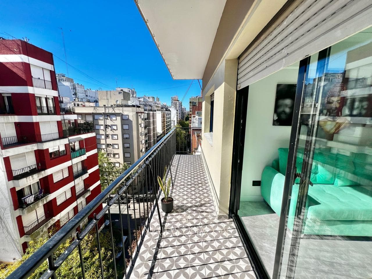 3-room apartment facing the street with a continuous balcony, completely renovated to look brand new