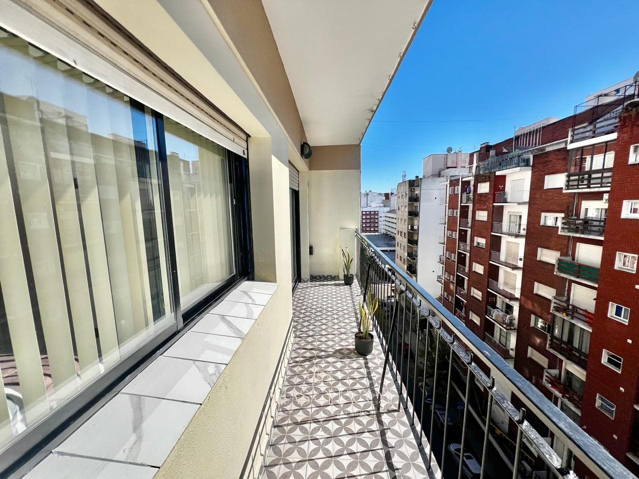 3-room apartment facing the street with a continuous balcony, completely renovated to look brand new