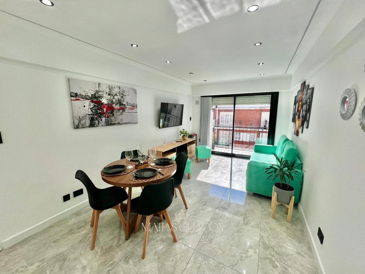 3-room apartment facing the street with a continuous balcony, completely renovated to look brand new