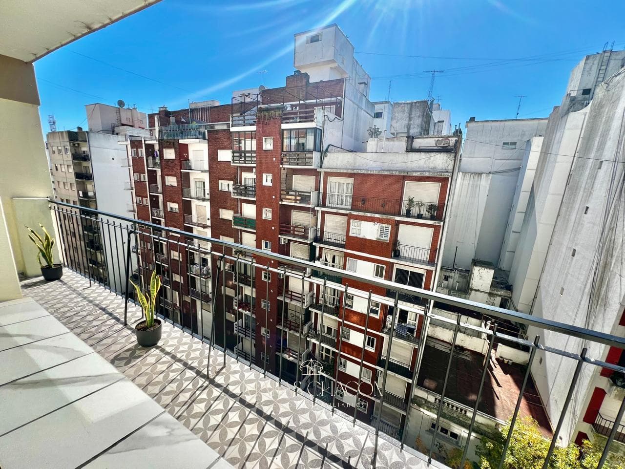 3-room apartment facing the street with a continuous balcony, completely renovated to look brand new