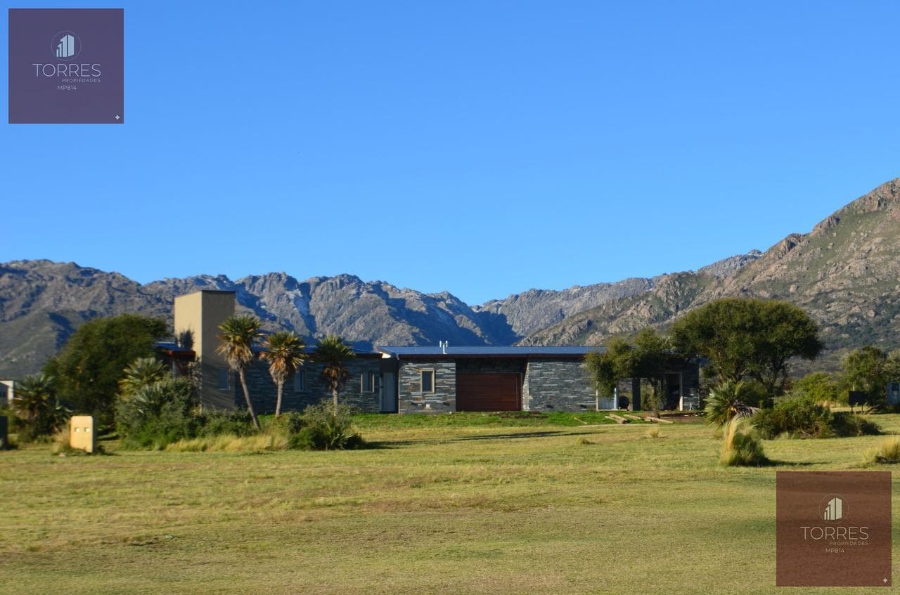 HOUSE FOR SALE IN THE COUNTRY GOLF SANTA MARIA VILLA LARCA NEIGHBORHOOD, MERLO. SAN LUIS