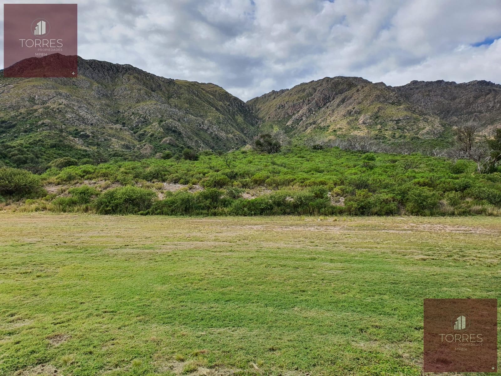HOUSE FOR SALE IN THE COUNTRY GOLF SANTA MARIA VILLA LARCA NEIGHBORHOOD, MERLO. SAN LUIS
