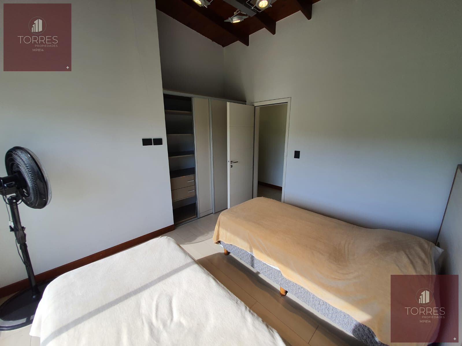 HOUSE FOR SALE IN THE COUNTRY GOLF SANTA MARIA VILLA LARCA NEIGHBORHOOD, MERLO. SAN LUIS
