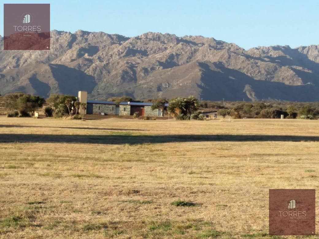 HOUSE FOR SALE IN THE COUNTRY GOLF SANTA MARIA VILLA LARCA NEIGHBORHOOD, MERLO. SAN LUIS