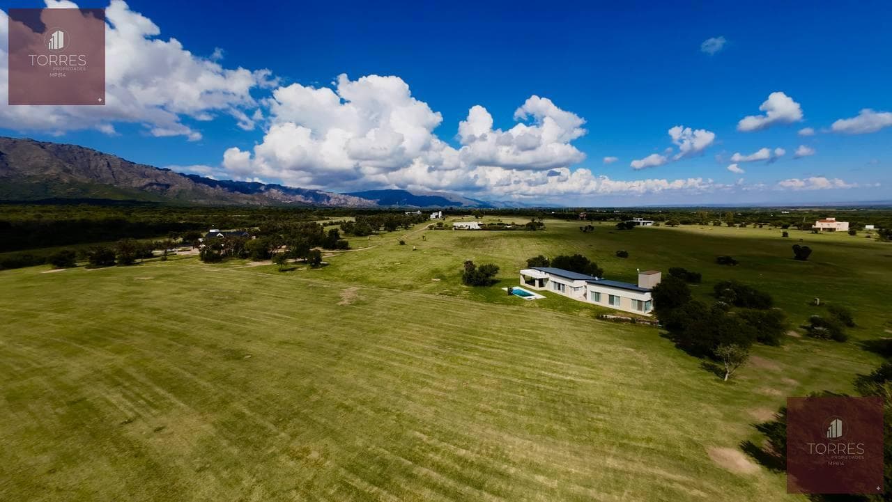 HOUSE FOR SALE IN THE COUNTRY GOLF SANTA MARIA VILLA LARCA NEIGHBORHOOD, MERLO. SAN LUIS
