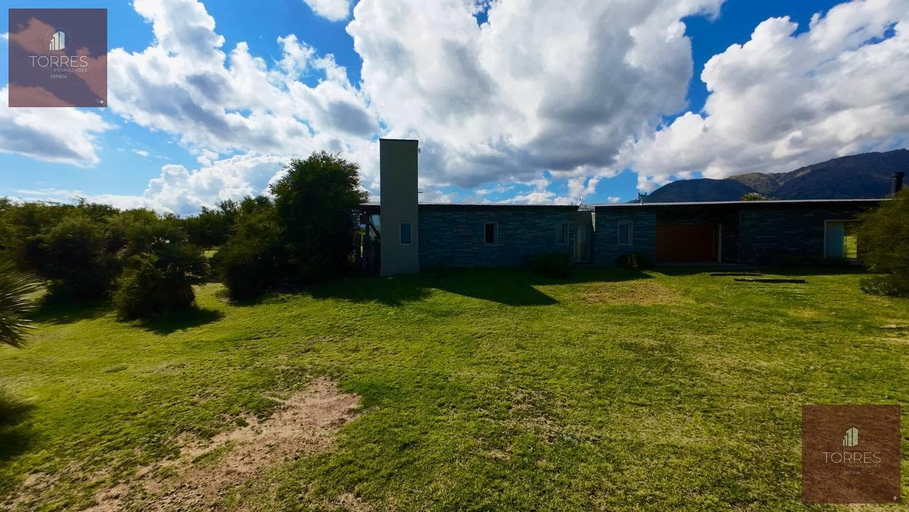 HOUSE FOR SALE IN THE COUNTRY GOLF SANTA MARIA VILLA LARCA NEIGHBORHOOD, MERLO. SAN LUIS
