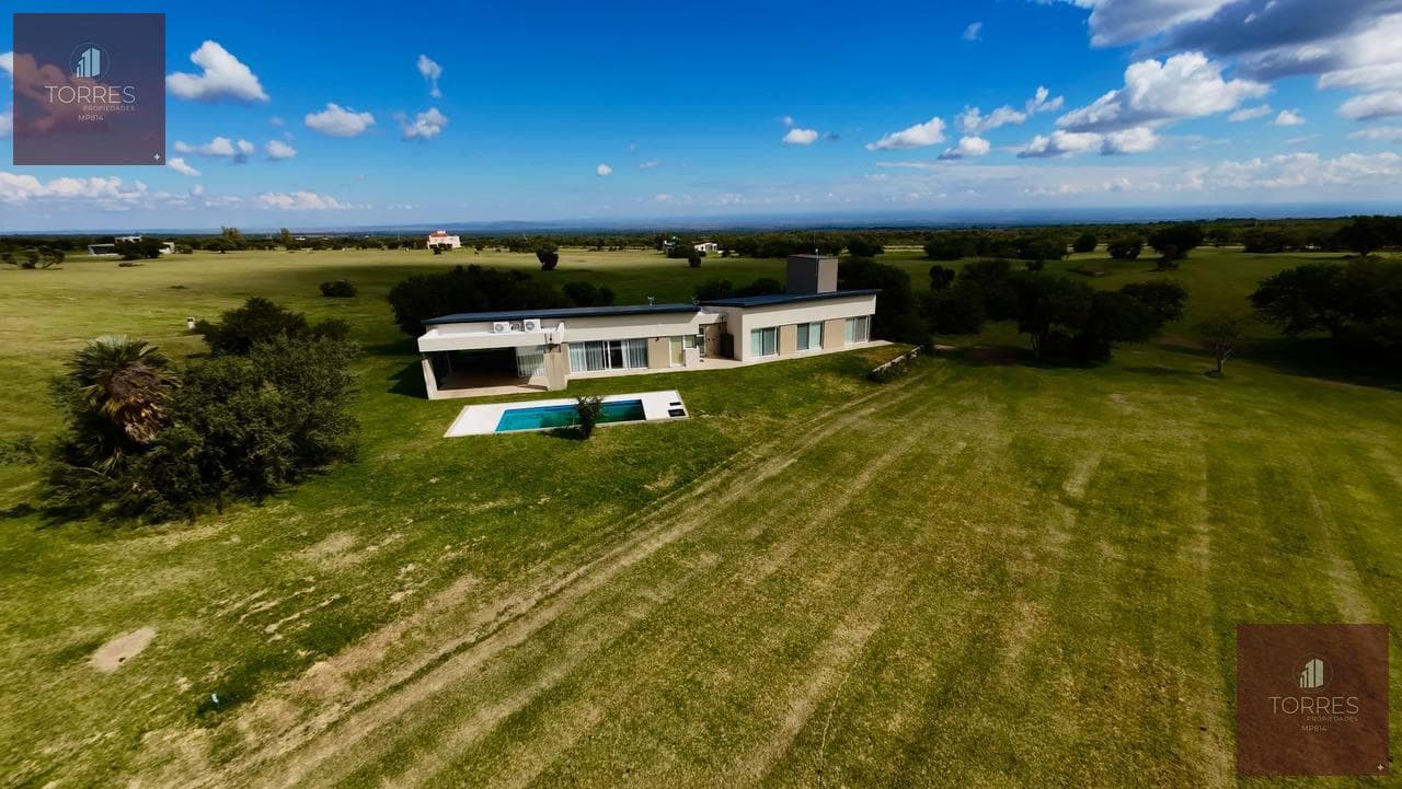 HOUSE FOR SALE IN THE COUNTRY GOLF SANTA MARIA VILLA LARCA NEIGHBORHOOD, MERLO. SAN LUIS